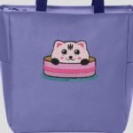 chaton mignon dans sa boîte motif de broderie machine d’ un petit chaton tout mignon qui sort la tête d’une boîte à chapeau cadre 13 x 18 Formats des fichiers PES,CSD,EXP,HUS,SHV,VIP,XXX,DST,PCS,JEF,VP3,SEW,EMB…