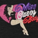 Miss glossy body numérisation client motif de broderie machine logo tee-shirt.