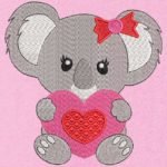 koala avec un cœur. Motif de broderie machine d’un mignon petit koala tenant dans ses pattes un cœur rouge et rose. cadre 10 x 10 /13 x 18 / 20 x 20 . Formats des fichiers PES,CSD,EXP,HUS,SHV,VIP,XXX,DST,PCS,JEF,VP3,EMB… Téléchargement immédiat après votre paiement.