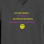 la roue tourne. Motif de broderie machine humoristique la roue tourne , message drôle idéal sur un tee shirt. cadre 10 x 10 /13x 18/ 16 x 26 /30 x 20 . Formats des fichiers PES,CSD,EXP,HUS,SHV,VIP,XXX,DST,PCS,JEF,VP3,EMB… Téléchargement immédiat après votre paiement.