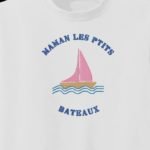 maman les ptits bateaux. Motif de broderie machine maman les ptits bateaux qui représente un petit voilier qui vogue paisiblement sur les flots. Motif dans la collection spéciale tee shirt pour l’été. cadre 10 x 10 / 20 x 20 /20 x 30. Formats des fichiers PES,CSD,EXP,HUS,SHV,VIP,XXX,DST,PCS,JEF,VP3,EMB… Téléchargement immédiat après votre paiement.